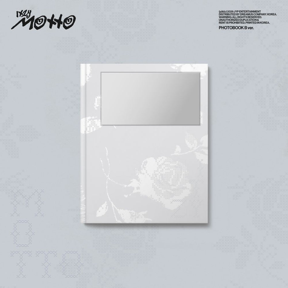 the album cover for ITZY - Motto [Photobook B ver.]